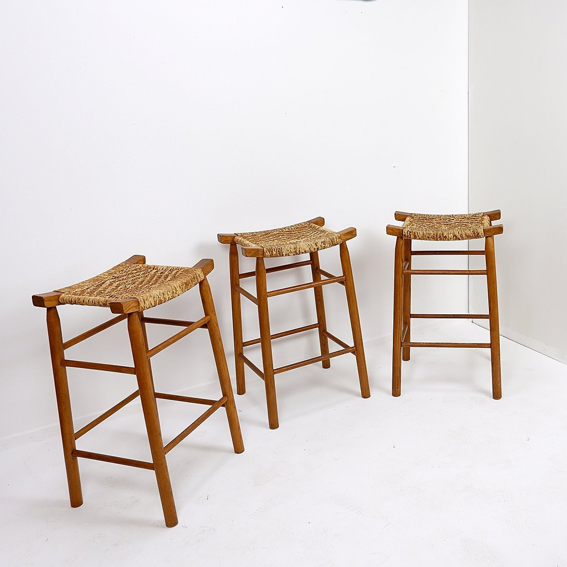 Set Of 3 Oak Bar Stools With Woven Rush Seat-photo-2