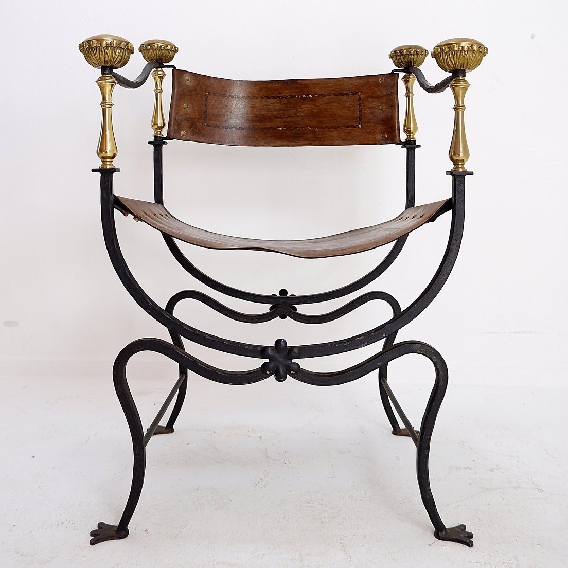 Fauteuil curule en fer forgé et cuir  -  XXe siècle-photo-3