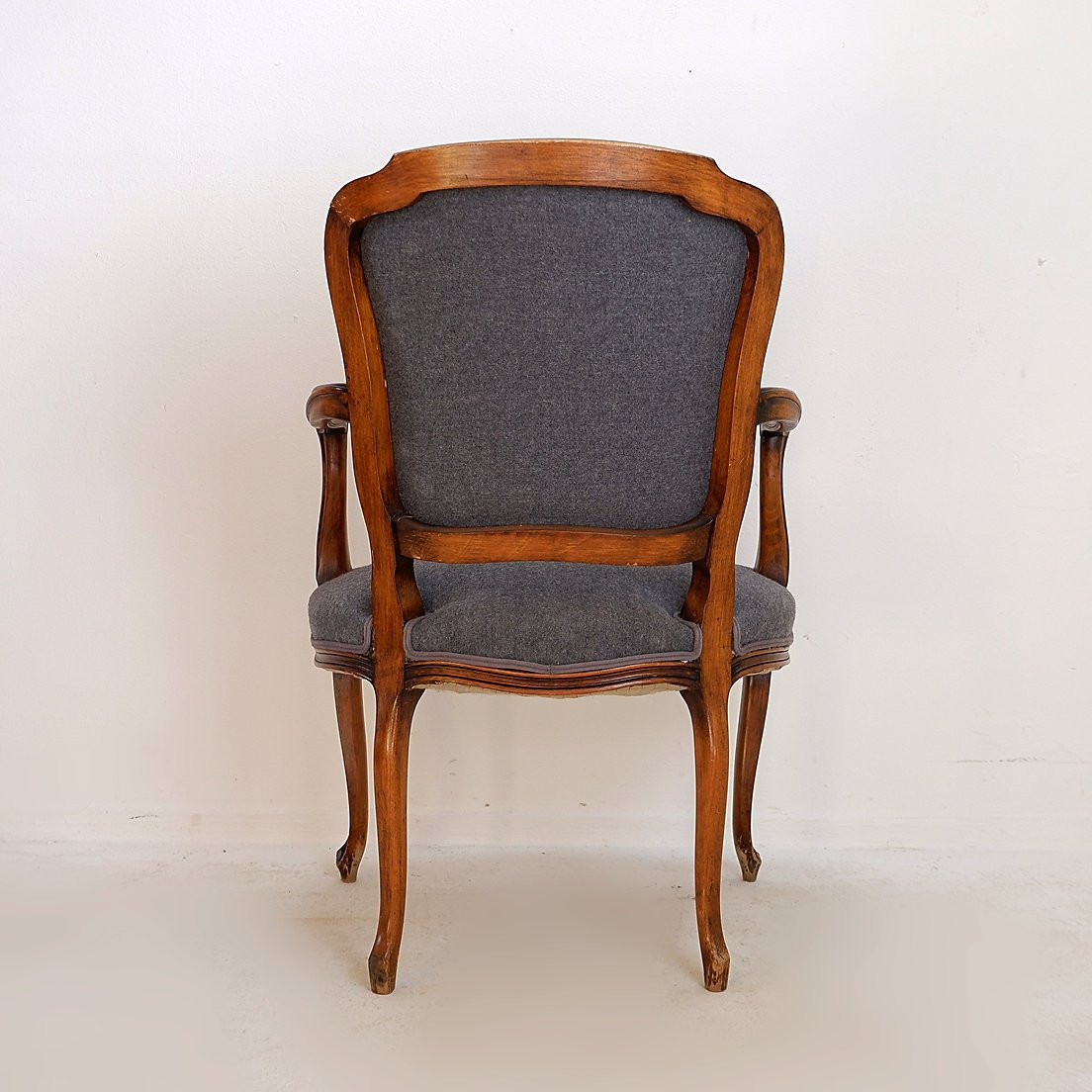 Fauteuil style Louis XV - Tissu feutre gris souris-photo-3