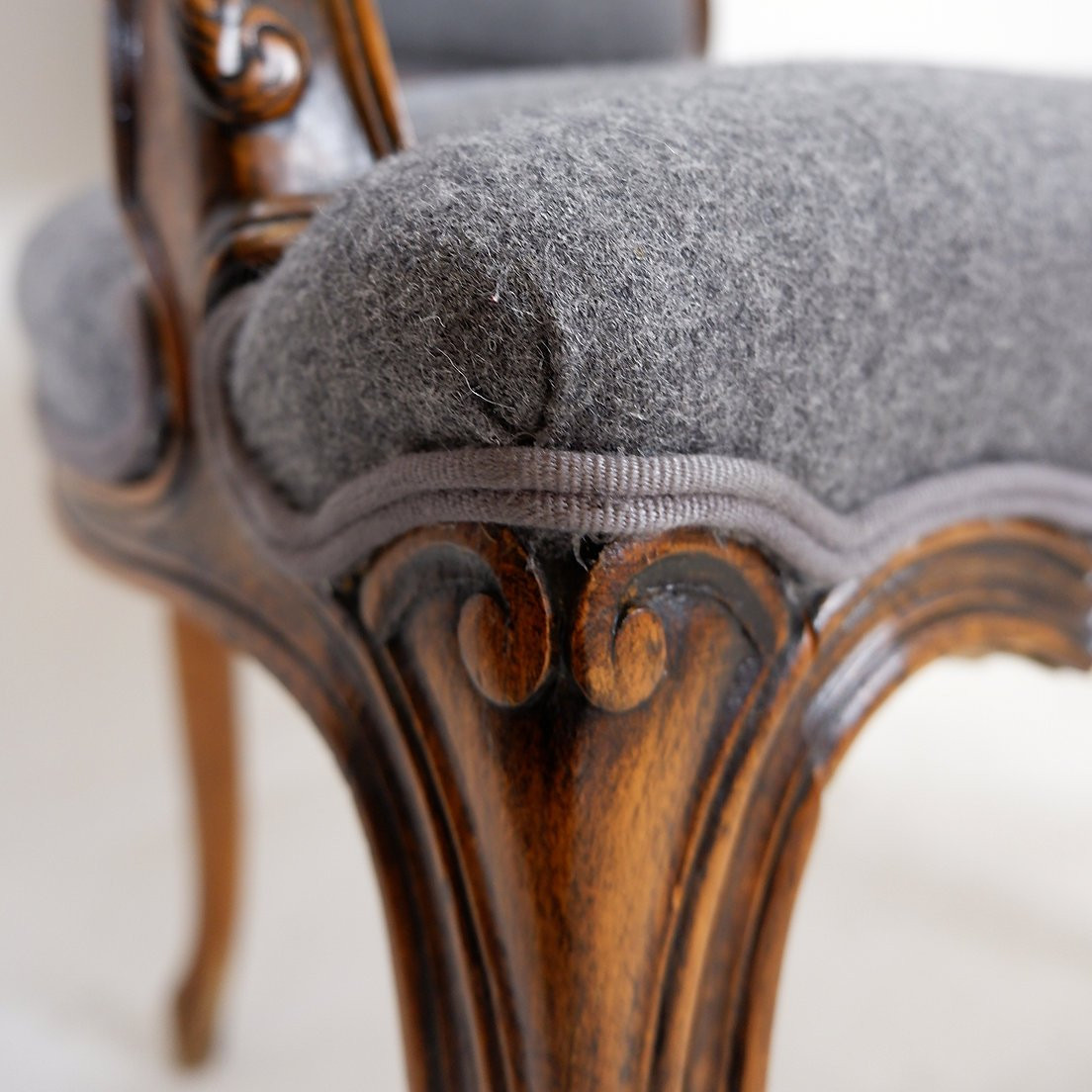 Fauteuil style Louis XV - Tissu feutre gris souris-photo-7