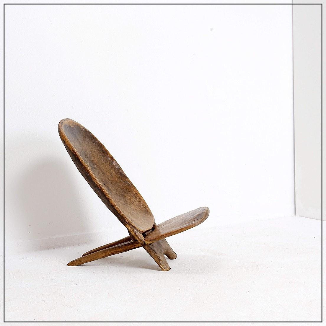 Chaise pliante africaine Senoufo, motif poisson sur le dossier, Côte d'Ivoire