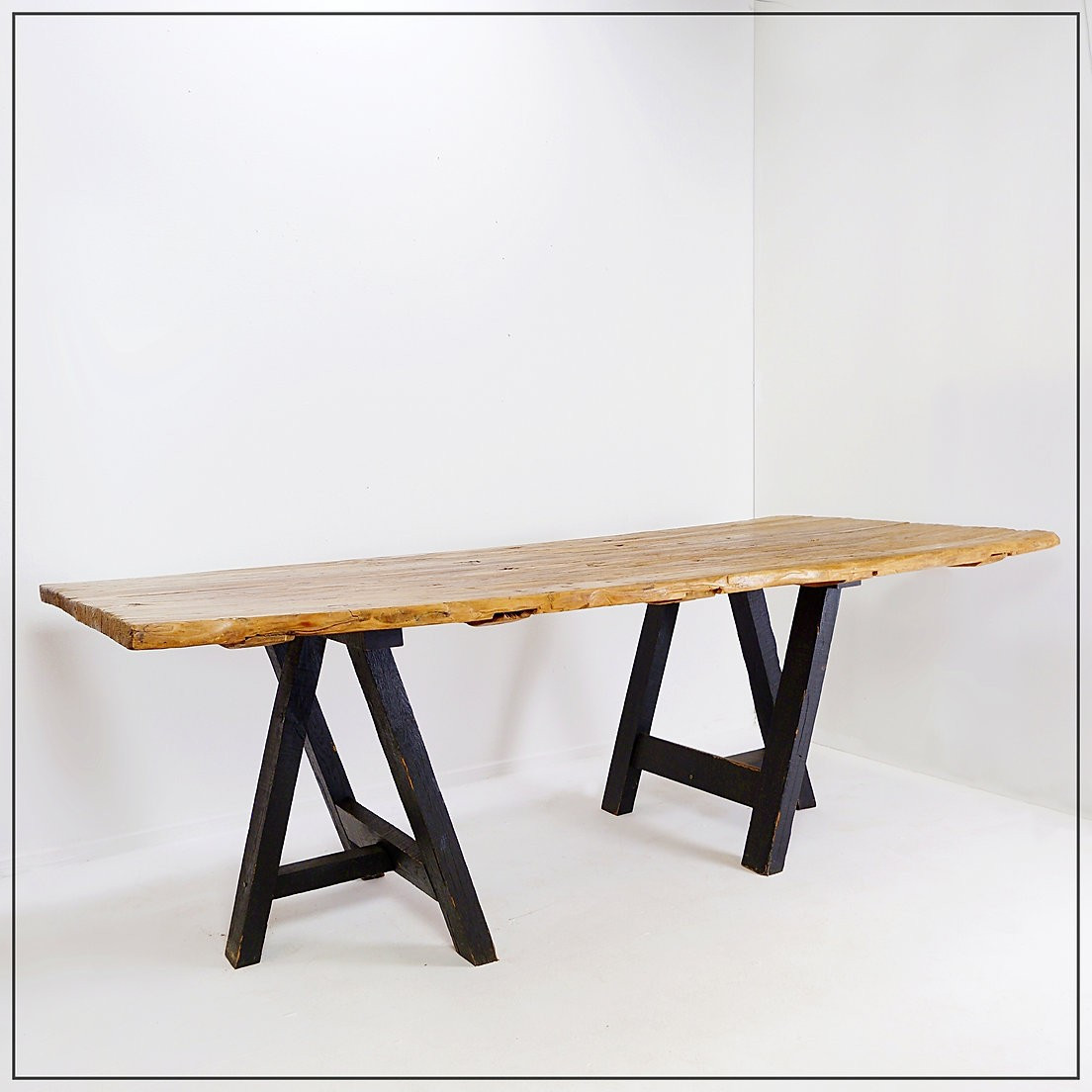 Grande table à manger "portes en bois"  (plateau) et pieds tréteaux en bois noir 
