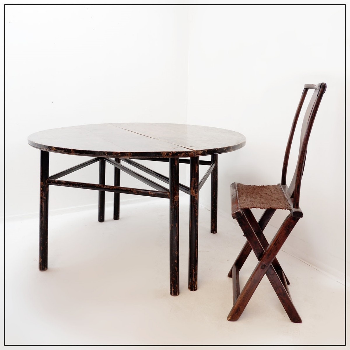 Paire de consoles chinoises en demi-lune / Table centrale et  1 chaise pliante de voyage