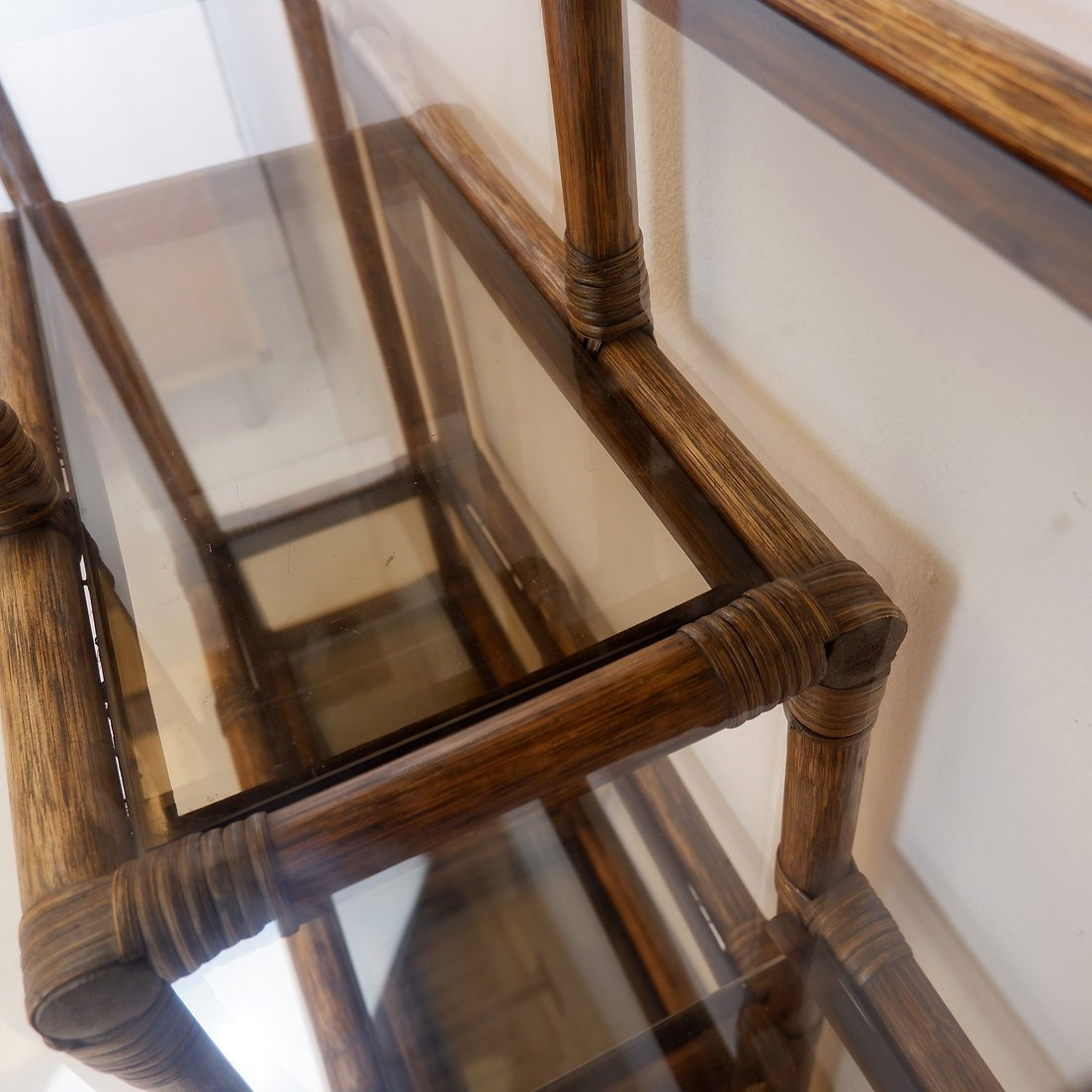 Étagère asymétrique en bambou et verre fumé - Années 1970-photo-5