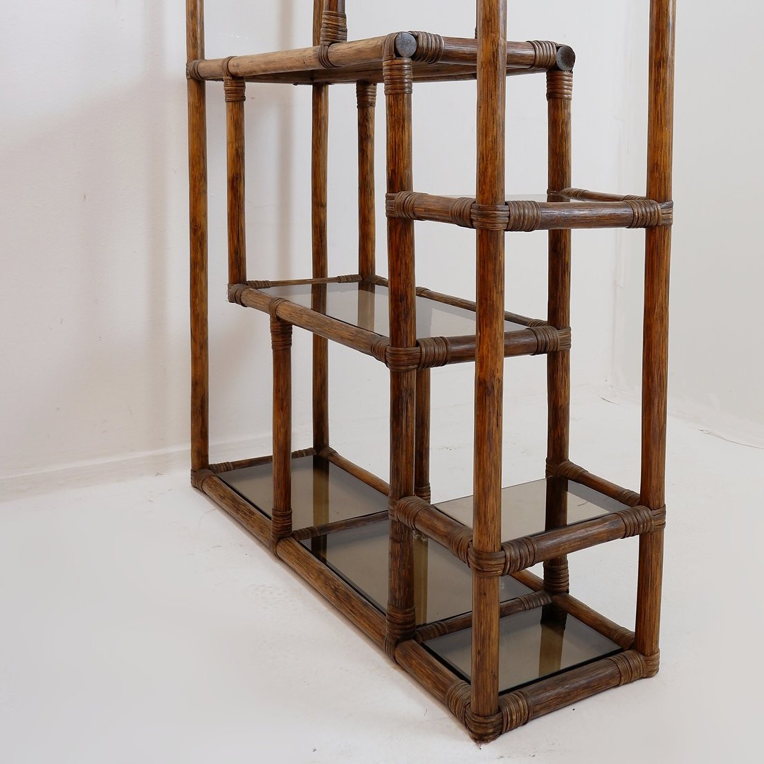 Étagère asymétrique en bambou et verre fumé - Années 1970-photo-8