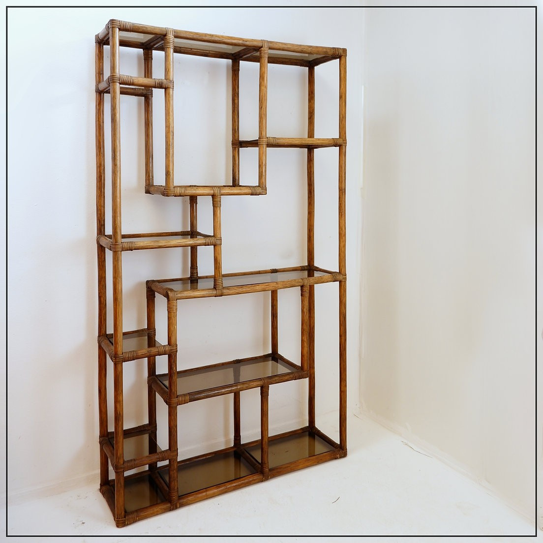 Étagère asymétrique en bambou et verre fumé - Années 1970