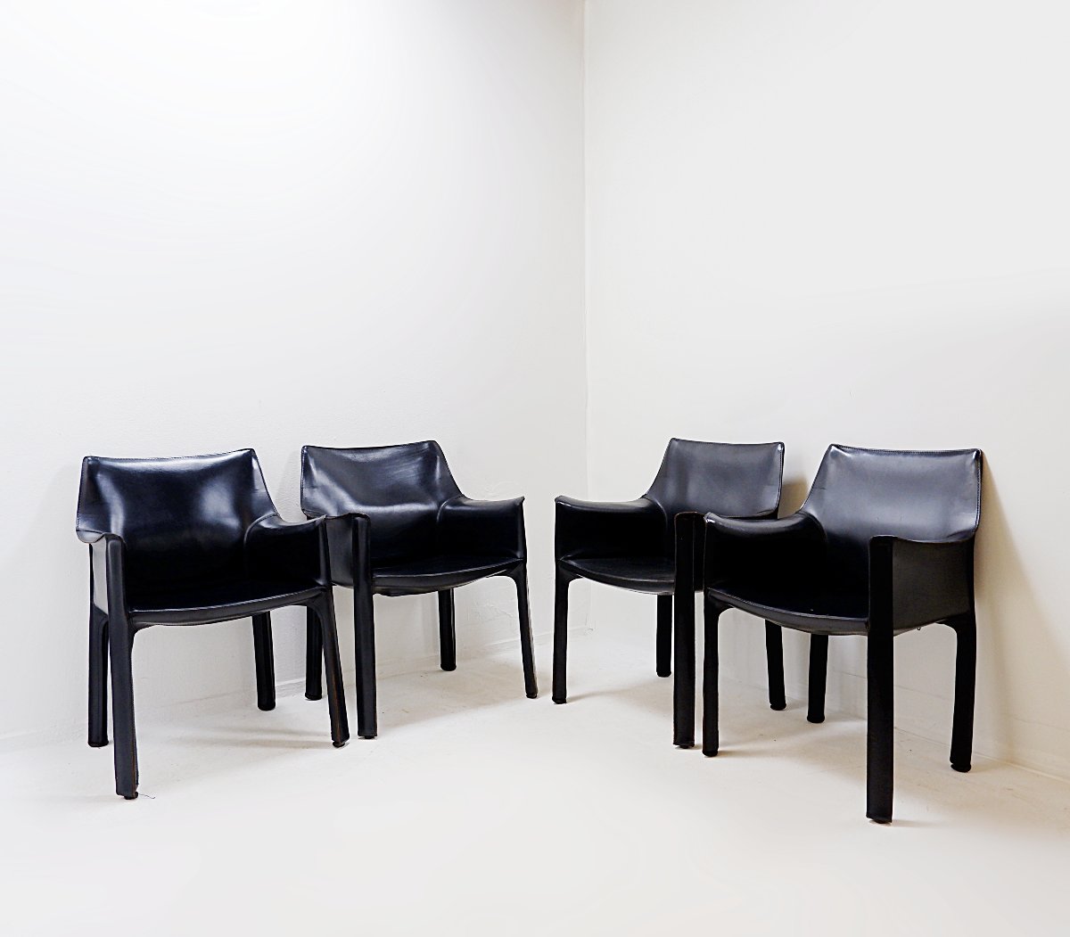 Ensemble de 4 chaises « Cab 413 » avec accoudoirs, signées Mario Bellini pour Cassina – 1970'-photo-2