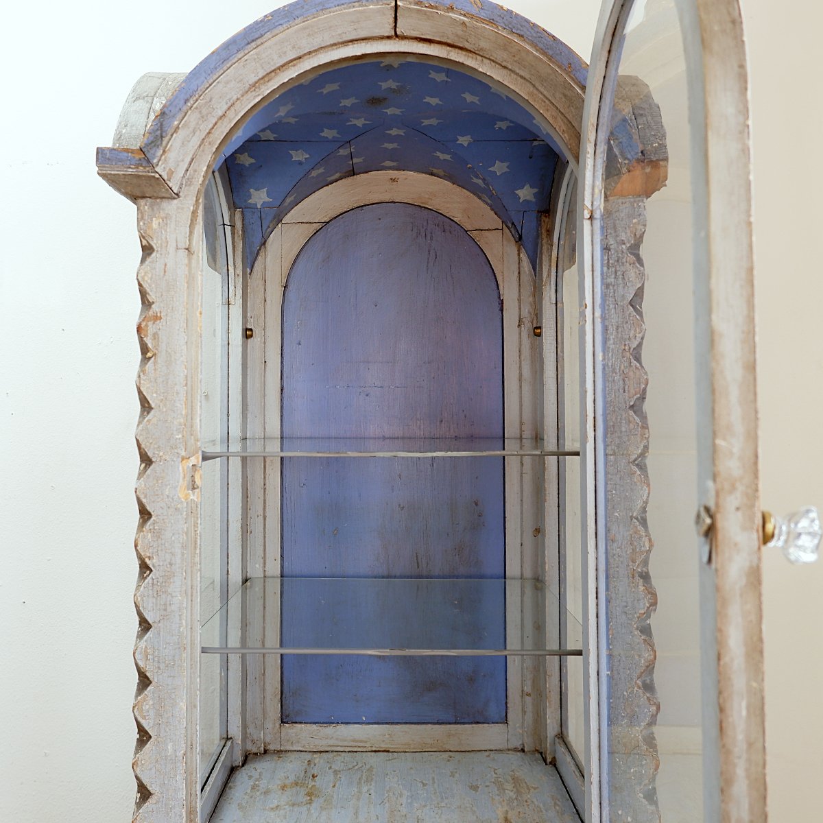 Cabinet de chapelle de style néo-gothique sur colonne en bois sculpté et laqué-photo-4