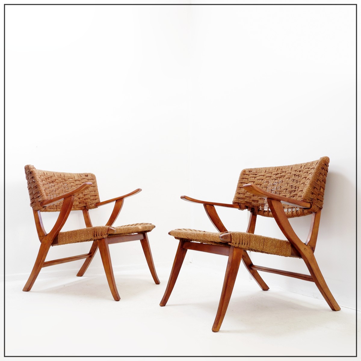 Paire de fauteuils en corde et bois des années 60