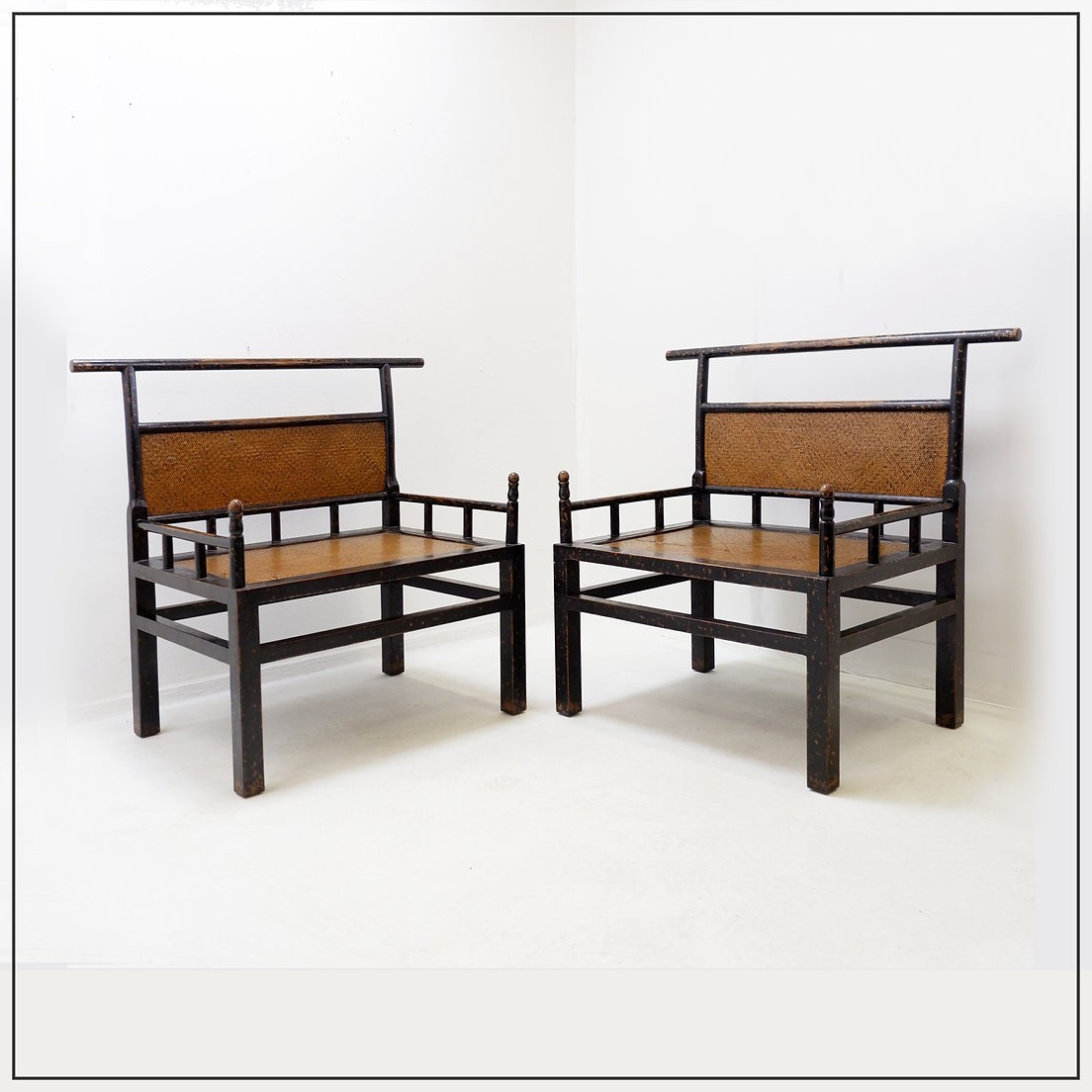 Paire de chaises de méditation en bois laqué et rotin - Japon, début du XXe siècle