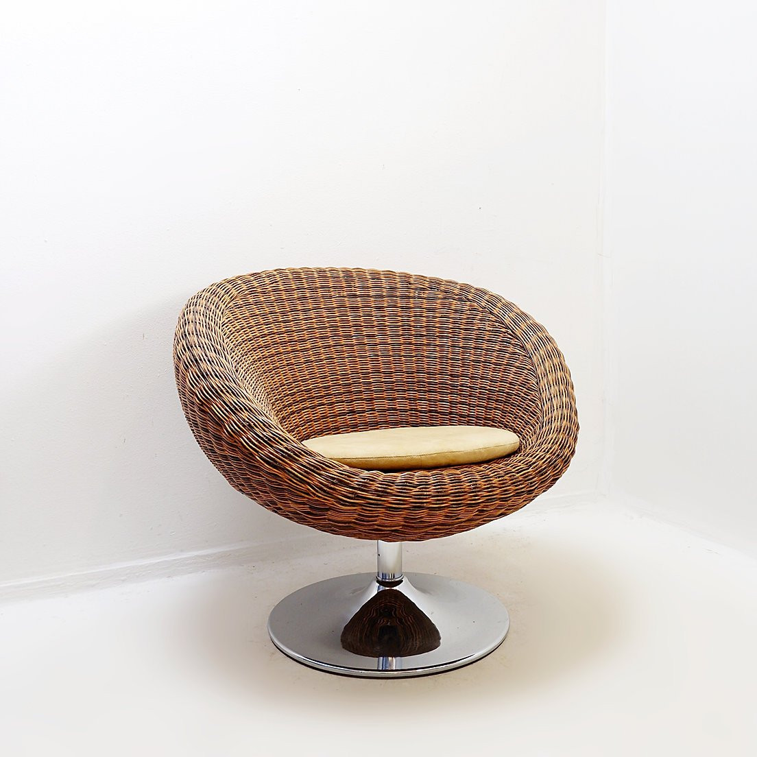 Paire de fauteuils pivotants en osier vintage-photo-3