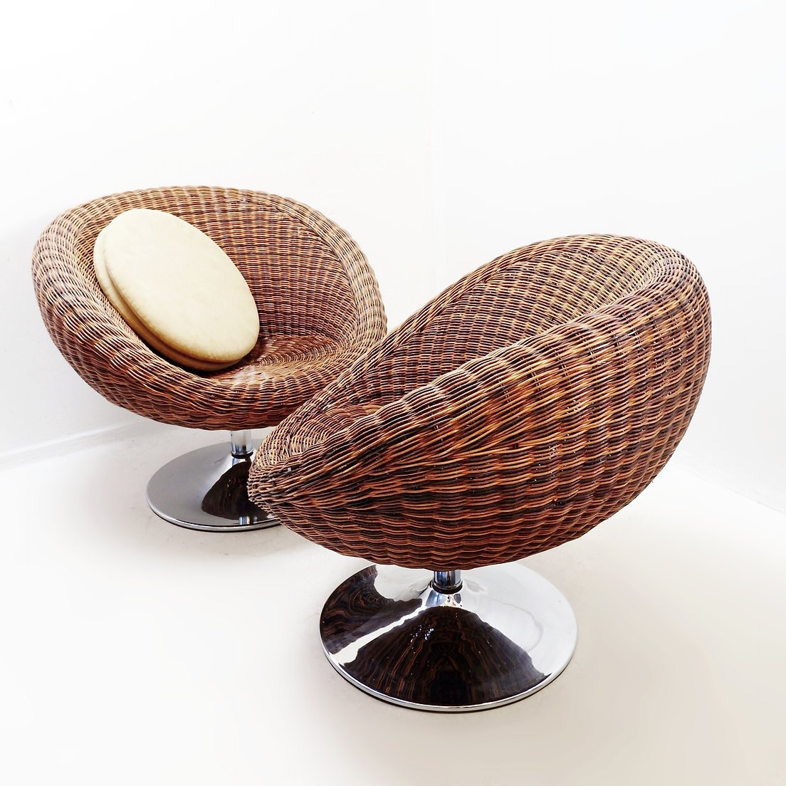 Paire de fauteuils pivotants en osier vintage-photo-4