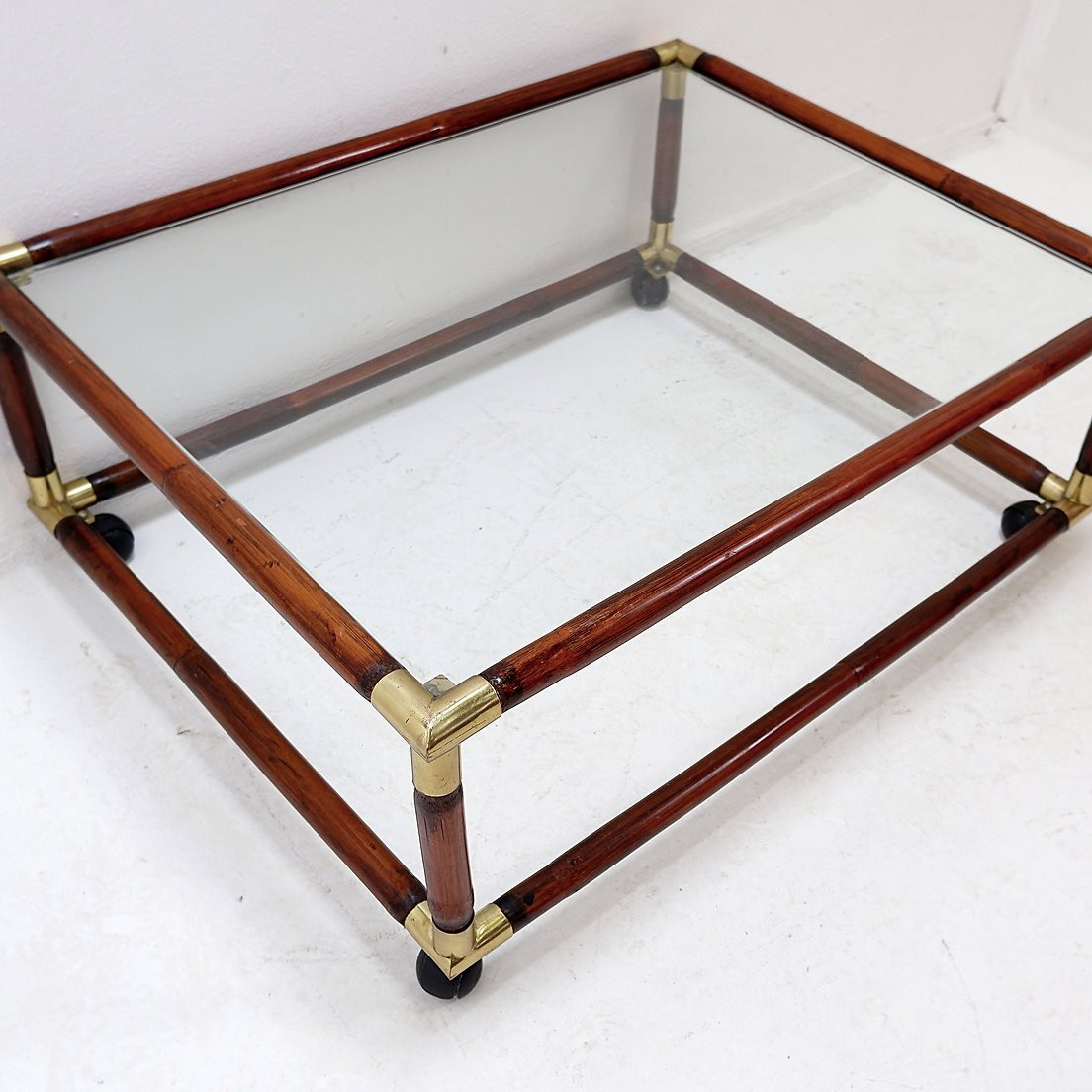 Table basse en bambou et laiton, plateau en verre, années 60-photo-3