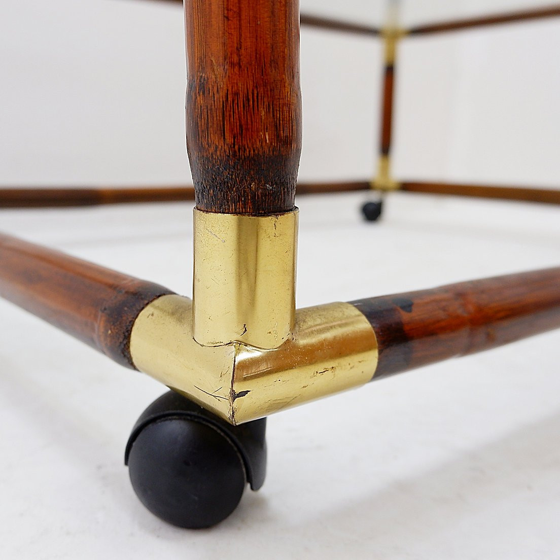 Table basse en bambou et laiton, plateau en verre, années 60-photo-2