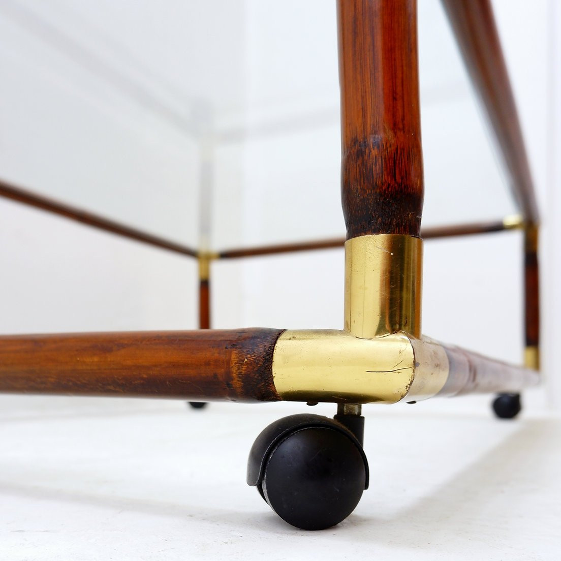 Table basse en bambou et laiton, plateau en verre, années 60-photo-4