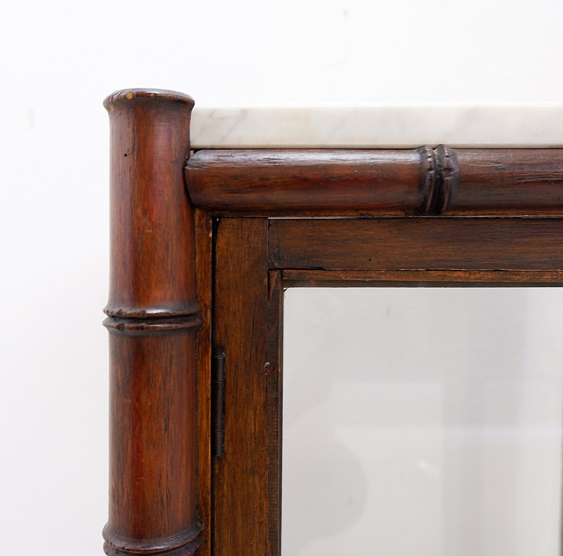 Vitrine en verre et marbre imitation bambou style années 50-photo-5