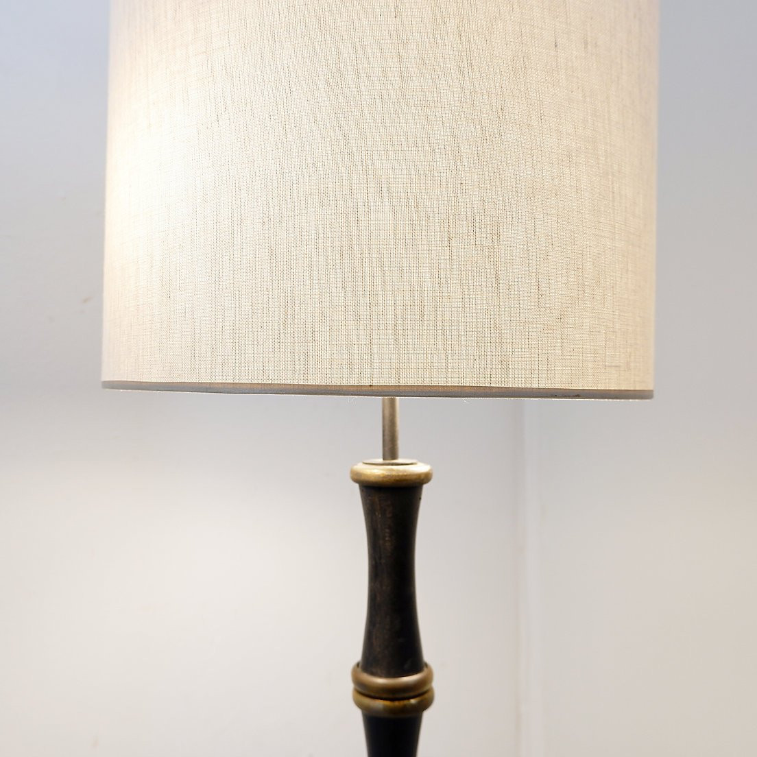 Lampadaire trépied en fer forgé et laiton, pied imitation bambou-photo-6