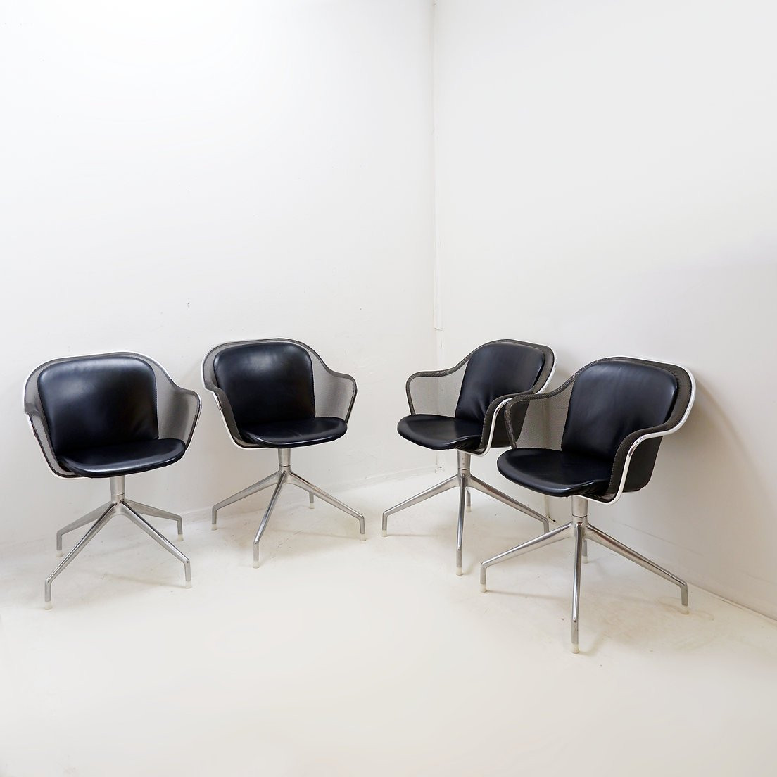 Ensemble de 4 fauteuils pivotants « Iuta » par Antonio Citterio pour B&B Italia-photo-3