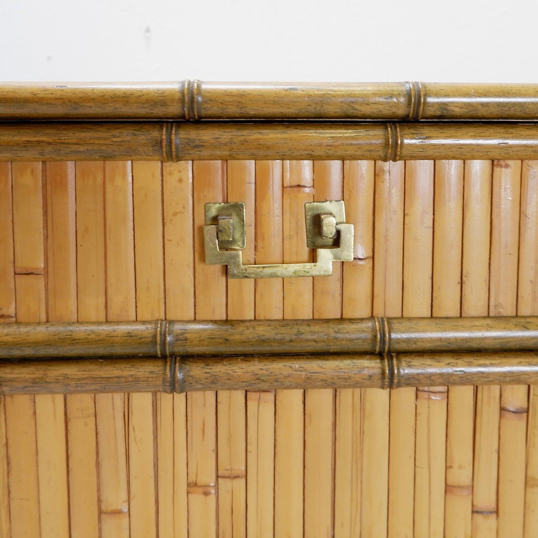 Commode en bambou à 2 portes et 2 tiroirs, poignées en laiton, vers 1960.-photo-3