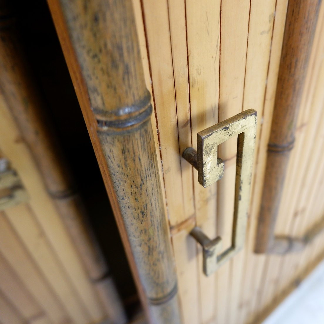 Commode en bambou à 2 portes et 2 tiroirs, poignées en laiton, vers 1960.-photo-4