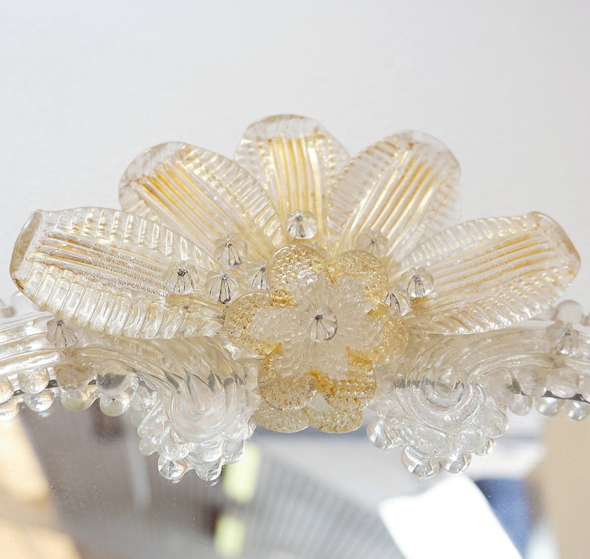 Miroir vénitien en verre de Murano orné de détails dorés et de fleurs - années 1960-photo-1