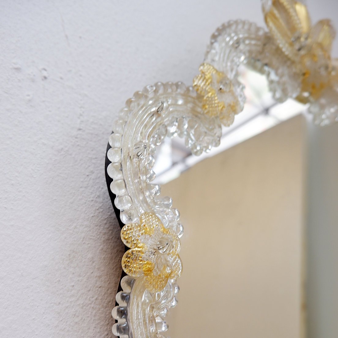 Miroir vénitien en verre de Murano orné de détails dorés et de fleurs - années 1960-photo-6