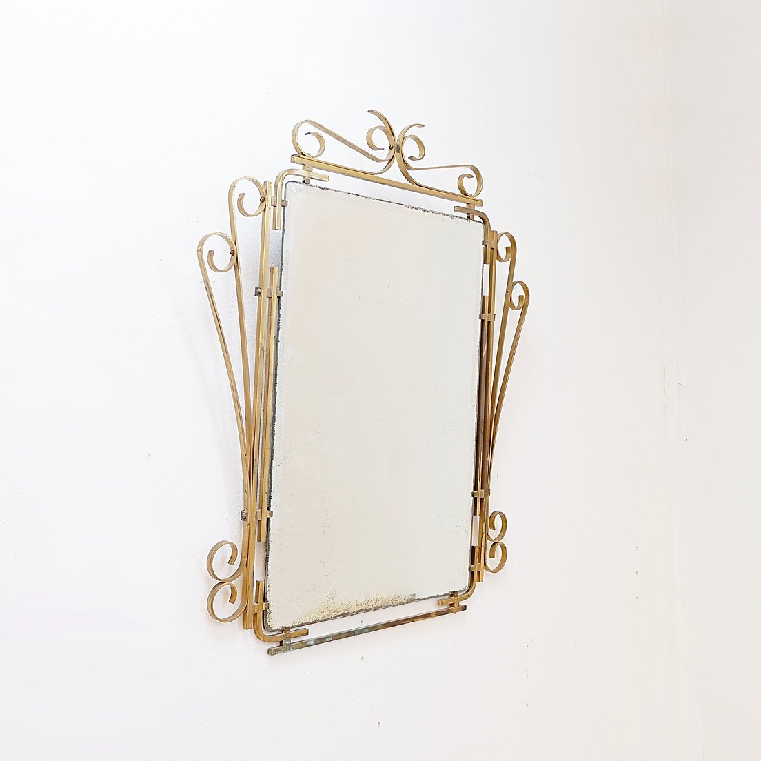 Miroir italien en laiton à volutes, style milieu du XXe siècle - années 1950-photo-2