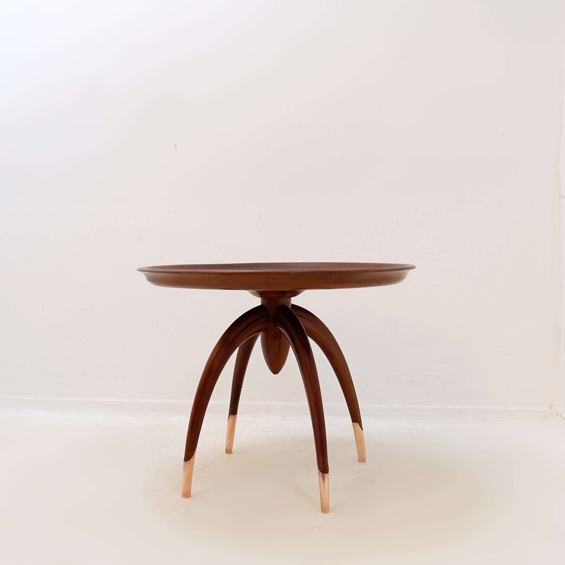 Table d'appoint ronde Art Déco en bois avec pieds incurvés et pieds en laiton-photo-2