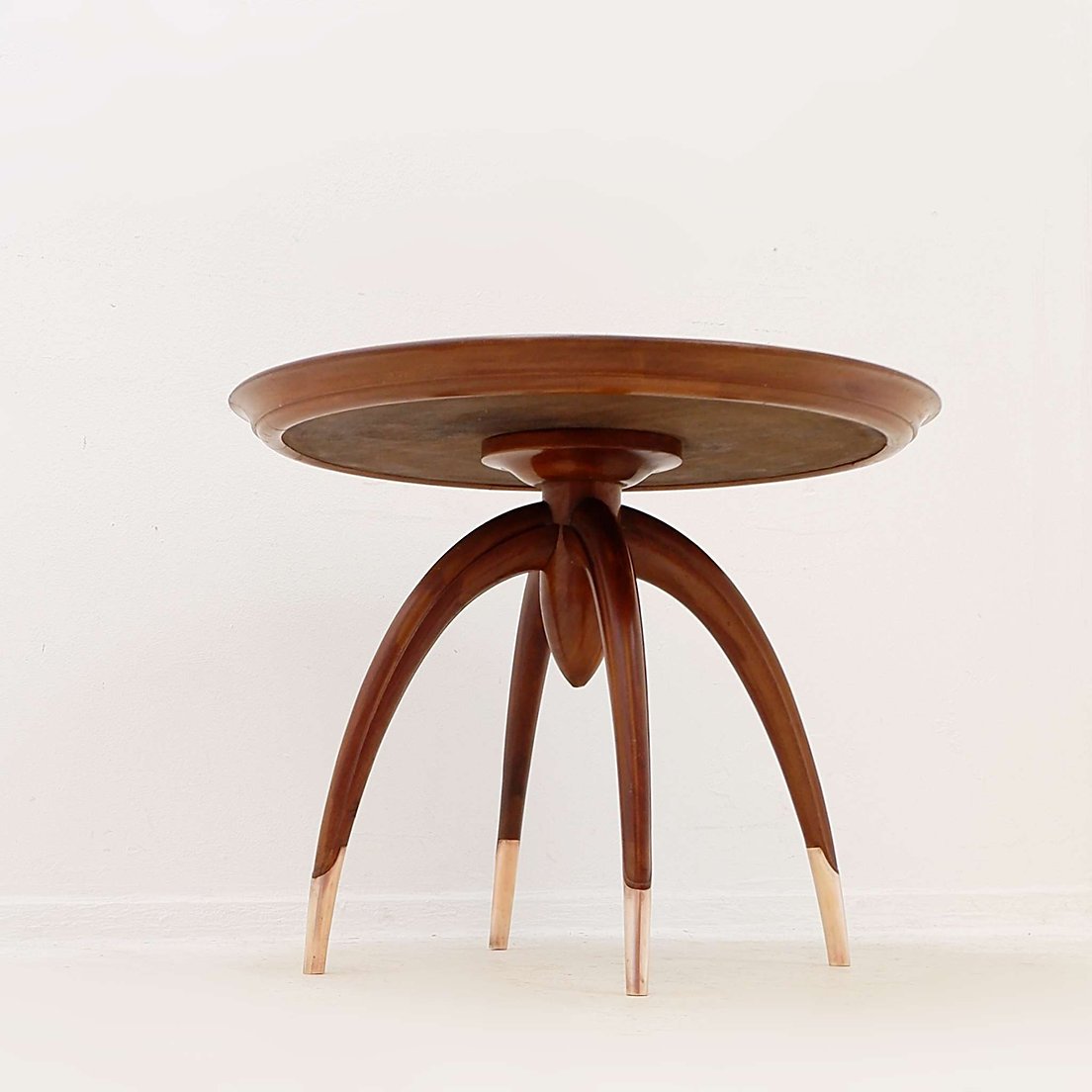 Table d'appoint ronde Art Déco en bois avec pieds incurvés et pieds en laiton-photo-3