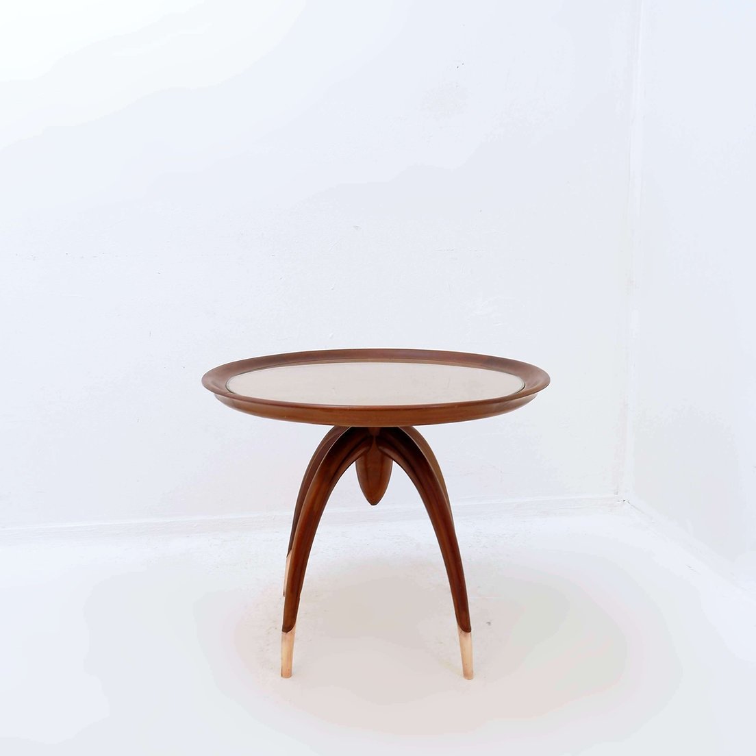 Table d'appoint ronde Art Déco en bois avec pieds incurvés et pieds en laiton-photo-4