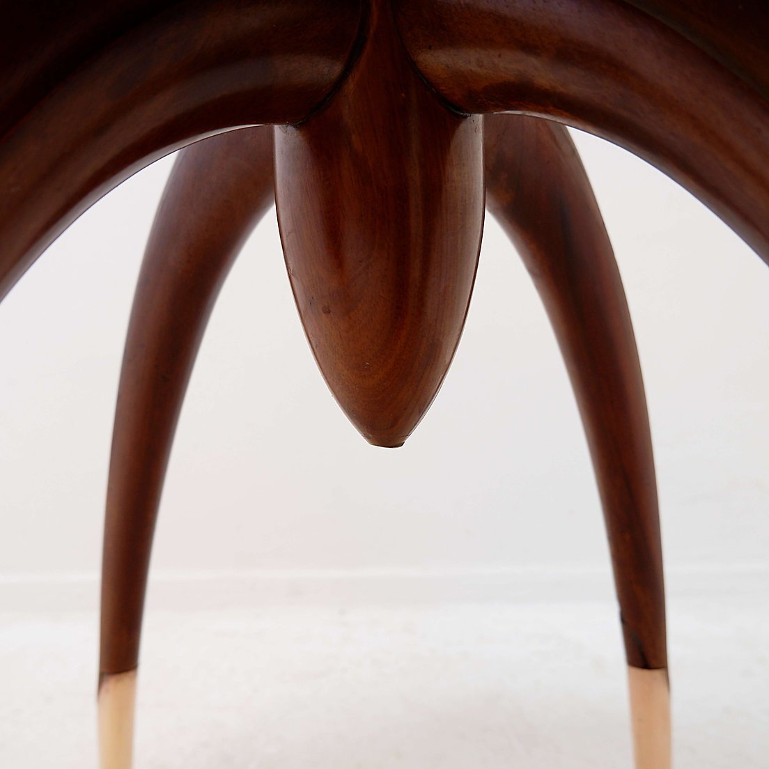 Table d'appoint ronde Art Déco en bois avec pieds incurvés et pieds en laiton-photo-1