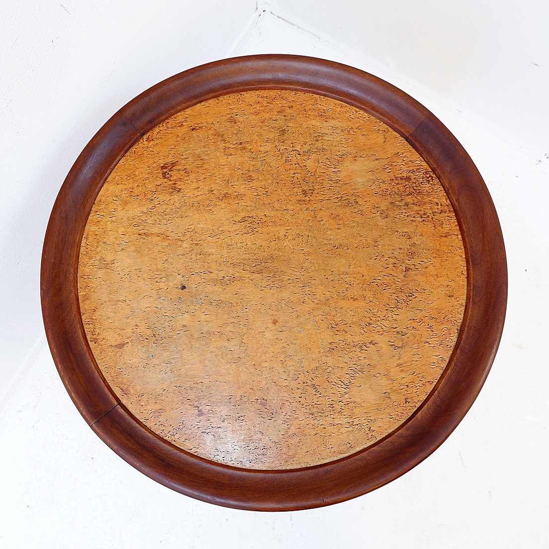 Table d'appoint ronde Art Déco en bois avec pieds incurvés et pieds en laiton-photo-3
