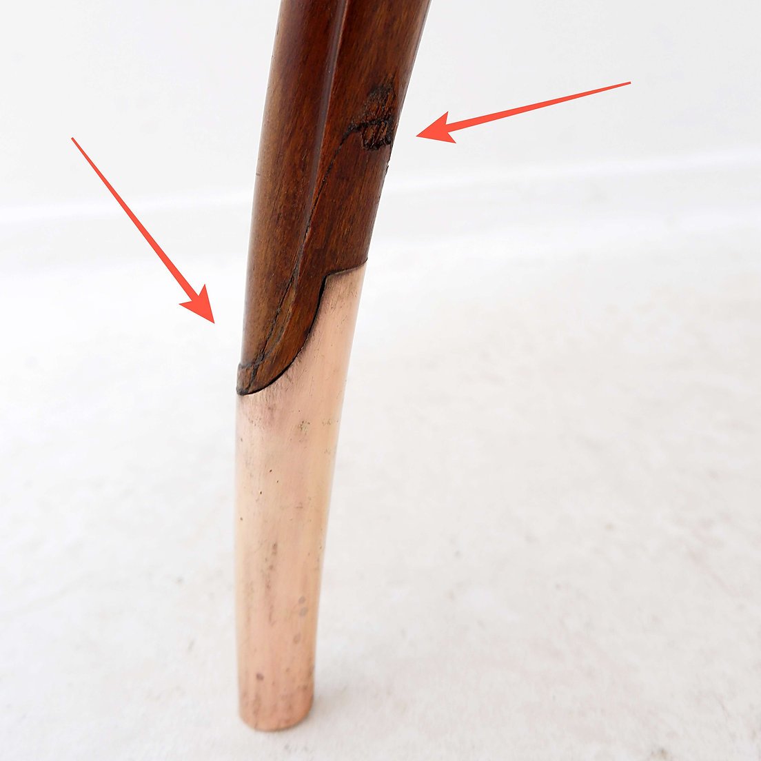 Table d'appoint ronde Art Déco en bois avec pieds incurvés et pieds en laiton-photo-5