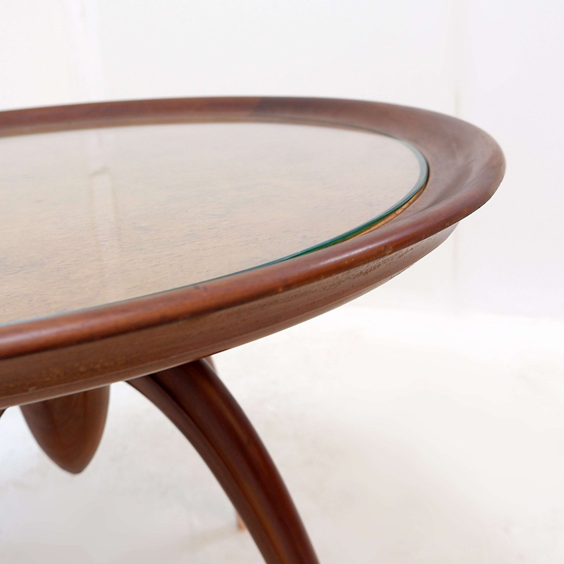 Table d'appoint ronde Art Déco en bois avec pieds incurvés et pieds en laiton-photo-6