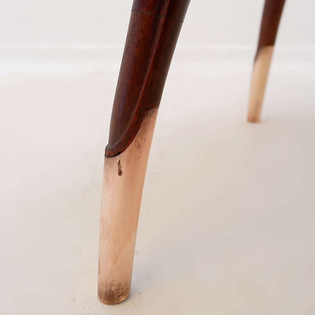 Table d'appoint ronde Art Déco en bois avec pieds incurvés et pieds en laiton-photo-7