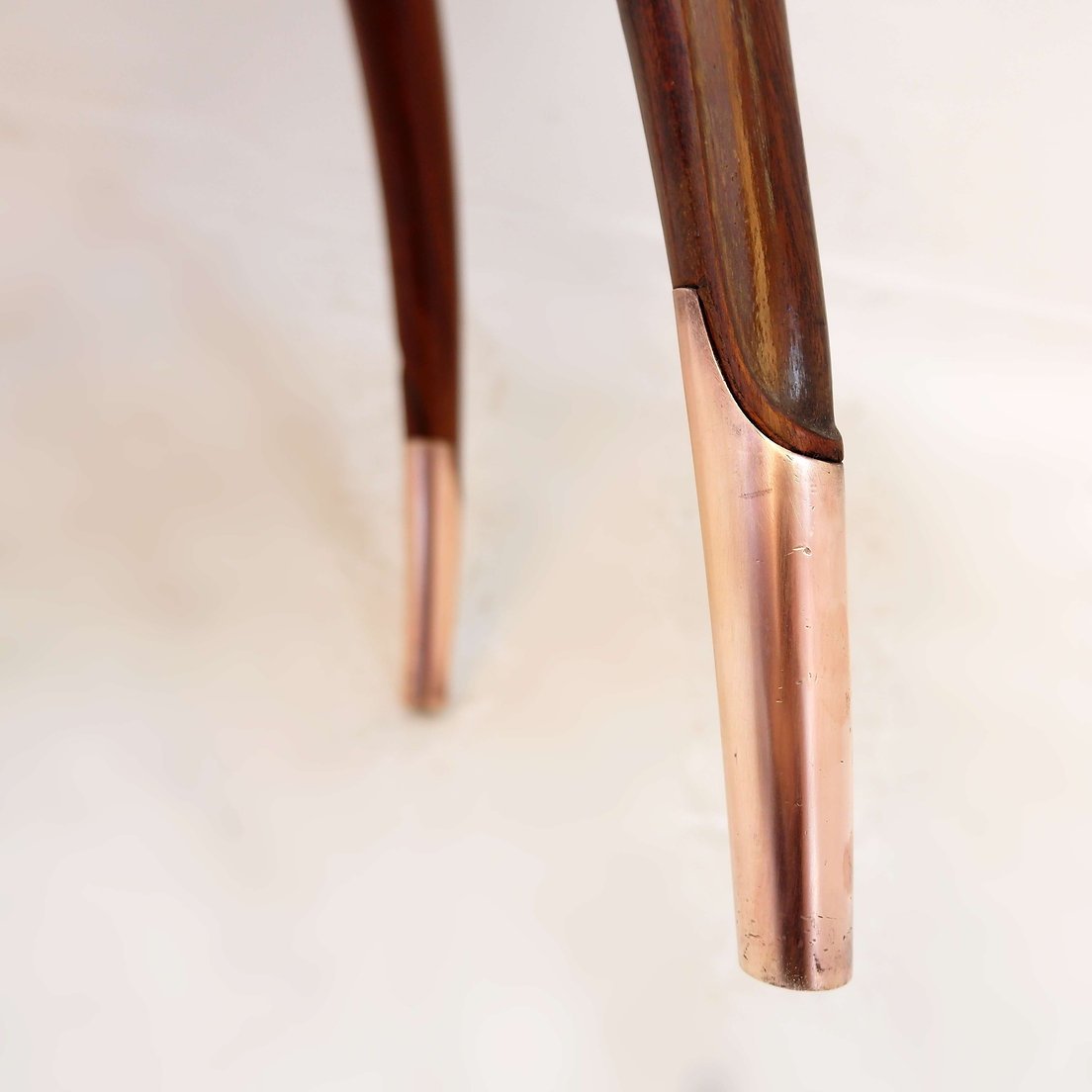 Table d'appoint ronde Art Déco en bois avec pieds incurvés et pieds en laiton-photo-8