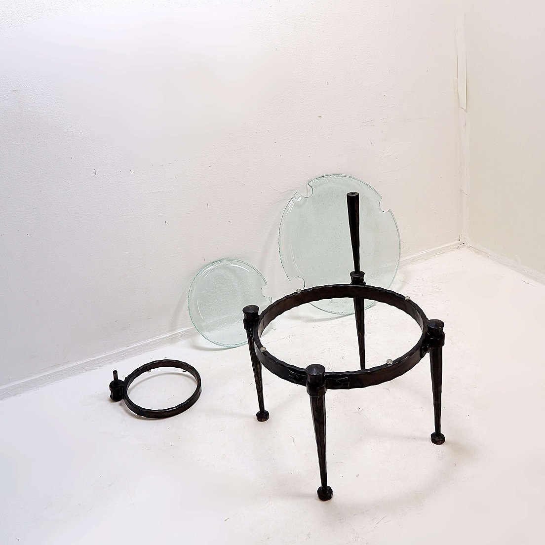 Table d'appoint ronde en fer forgé avec verre aigue-marine - Style Lothar Klute - Années 1980-photo-2