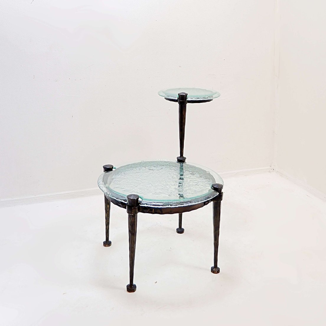 Table d'appoint ronde en fer forgé avec verre aigue-marine - Style Lothar Klute - Années 1980-photo-4