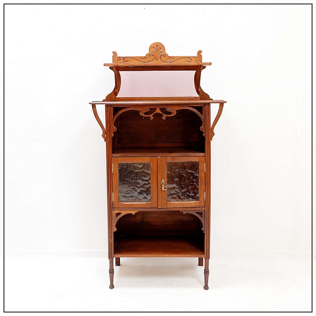 Vitrine de style Art nouveau, début du XXe siècle