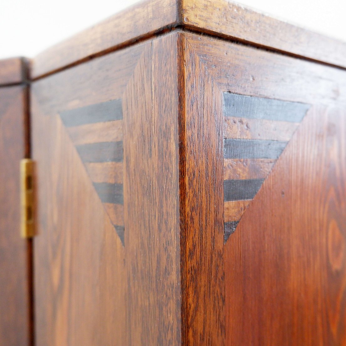 Meuble bar contemporain en bois avec détails marquetés - travail artisanal-photo-1