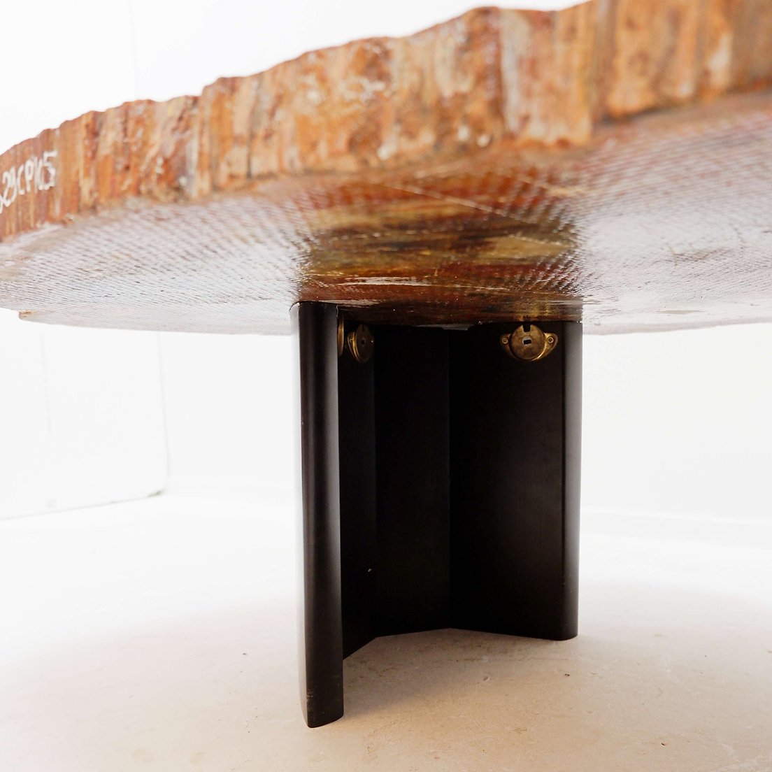 Table basse en bois pétrifié rouge d'Arizona : 114 x 88 cm-photo-1