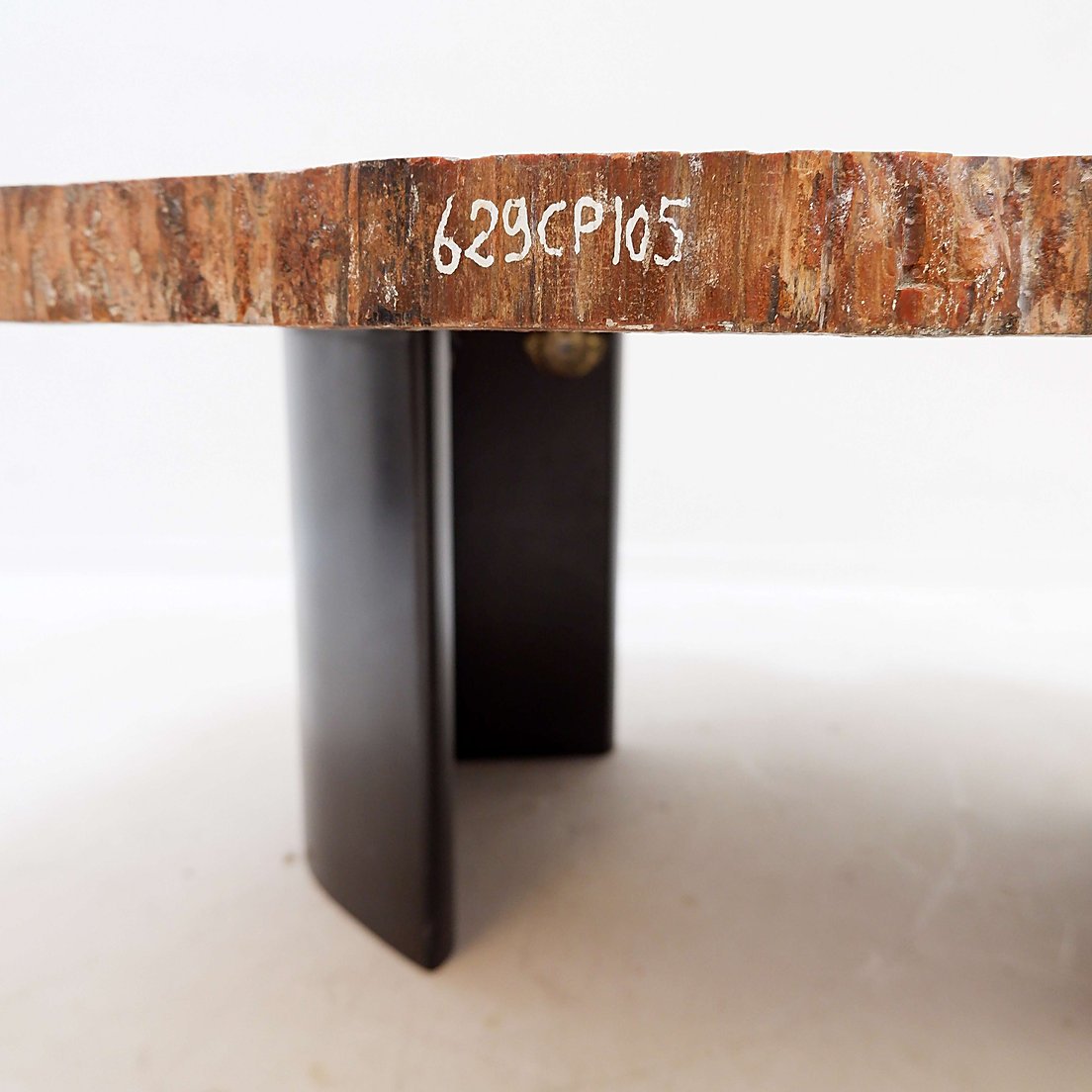 Table basse en bois pétrifié rouge d'Arizona : 114 x 88 cm-photo-3