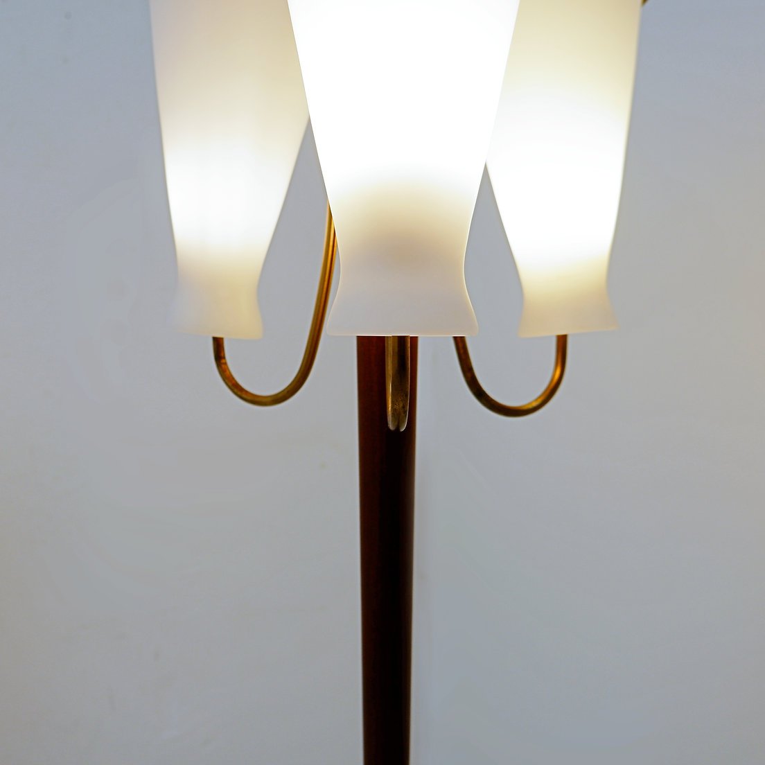 Lampadaire tripode à trois bras et verre opalin, attribué à Stilnovo – Années 1950-photo-3