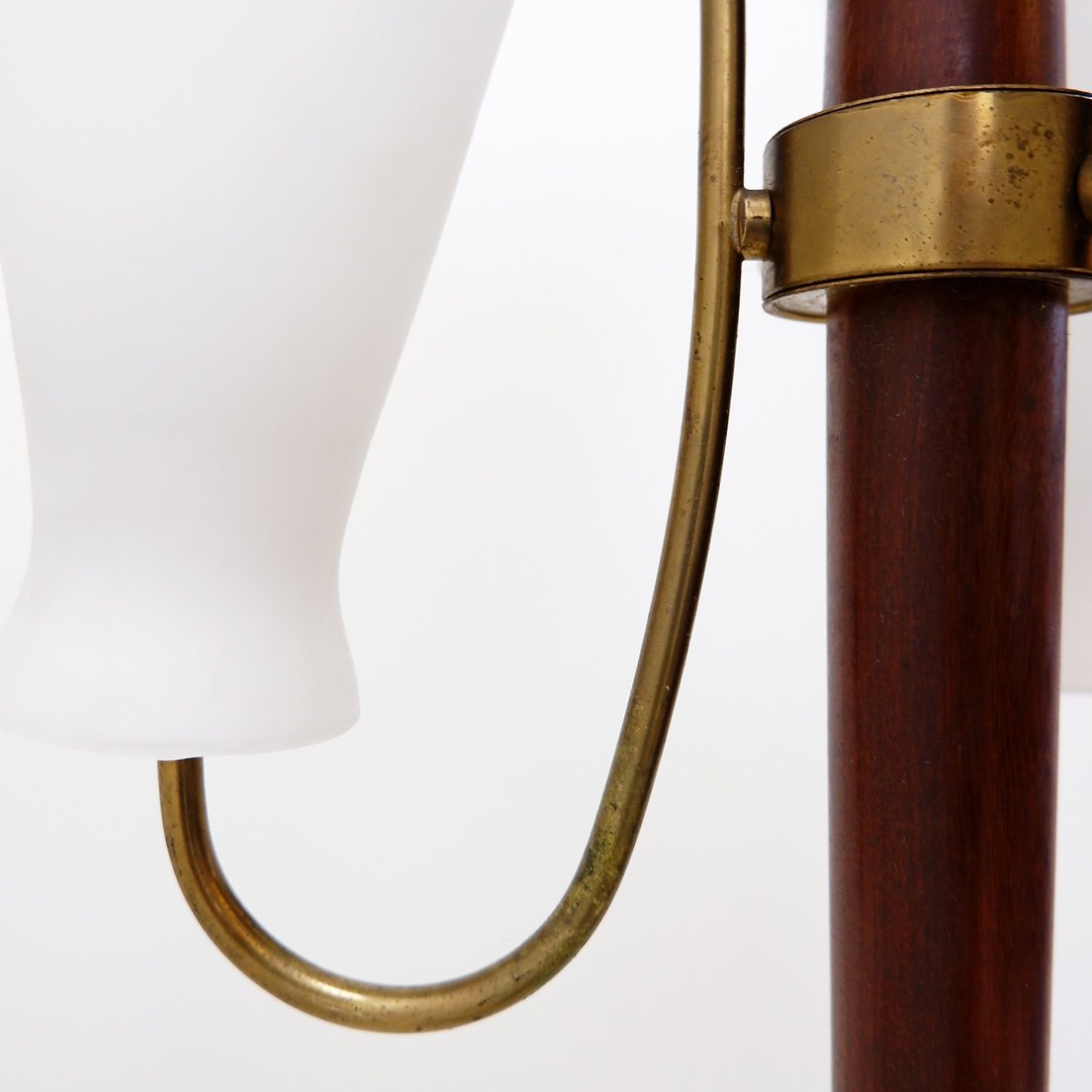 Lampadaire tripode à trois bras et verre opalin, attribué à Stilnovo – Années 1950-photo-4