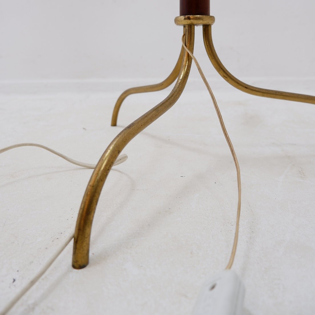 Lampadaire tripode à trois bras et verre opalin, attribué à Stilnovo – Années 1950-photo-4