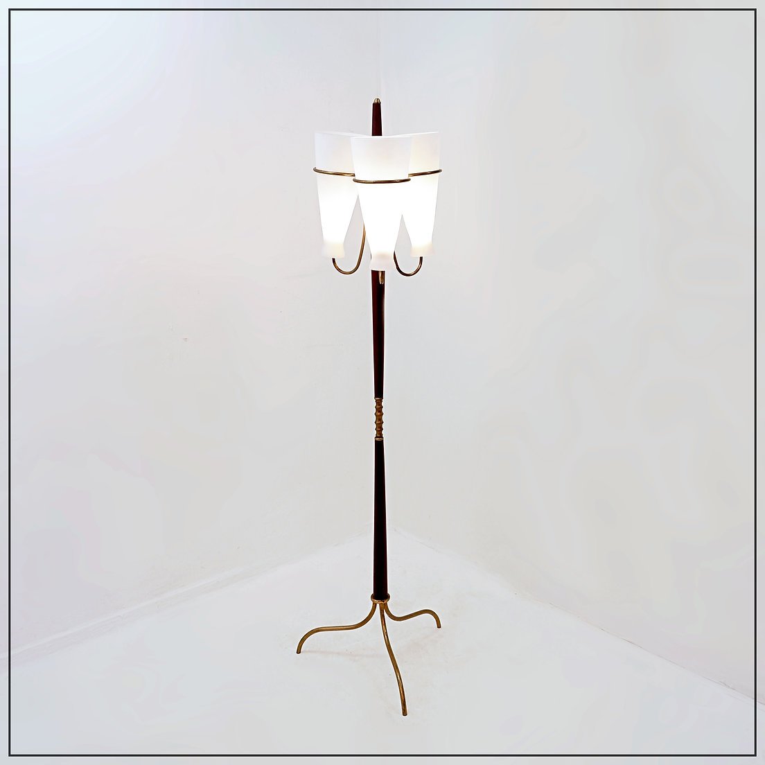 Lampadaire tripode à trois bras et verre opalin, attribué à Stilnovo – Années 1950