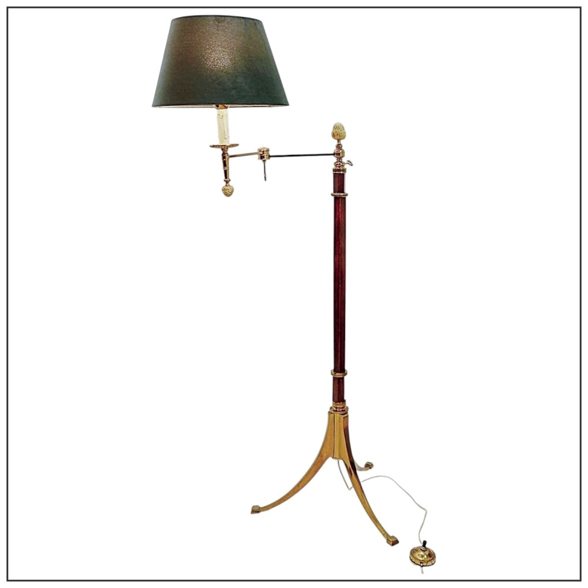 Lampadaire de bibliothèque ou de lecture en laiton et bois, milieu du XXe siècle.