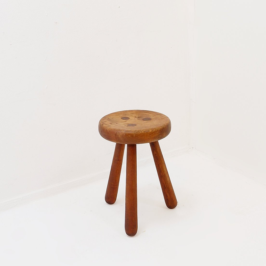Tabouret tripode brutaliste en bois massif, vers 1960-photo-2