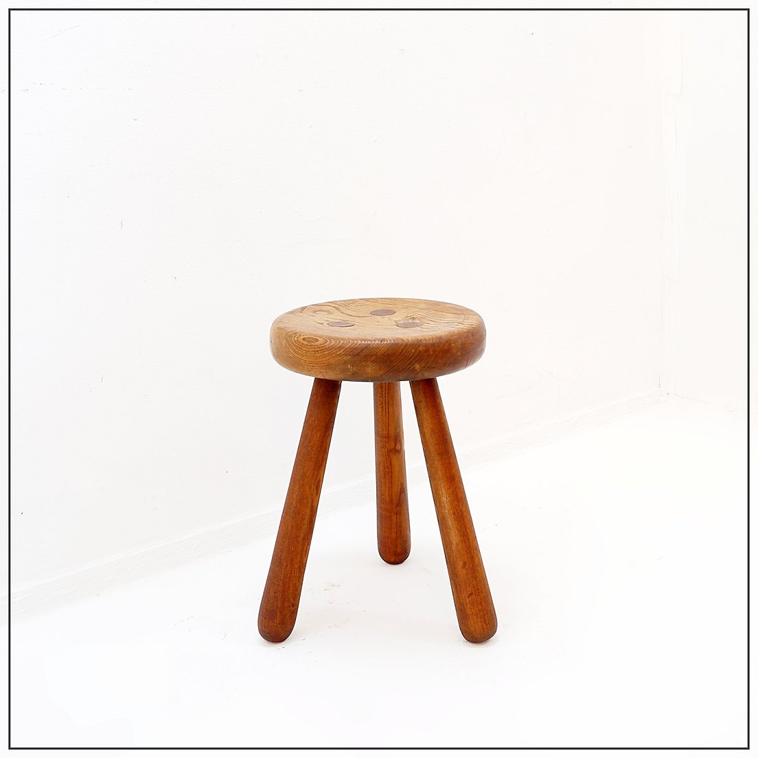 Tabouret tripode brutaliste en bois massif, vers 1960-photo-3