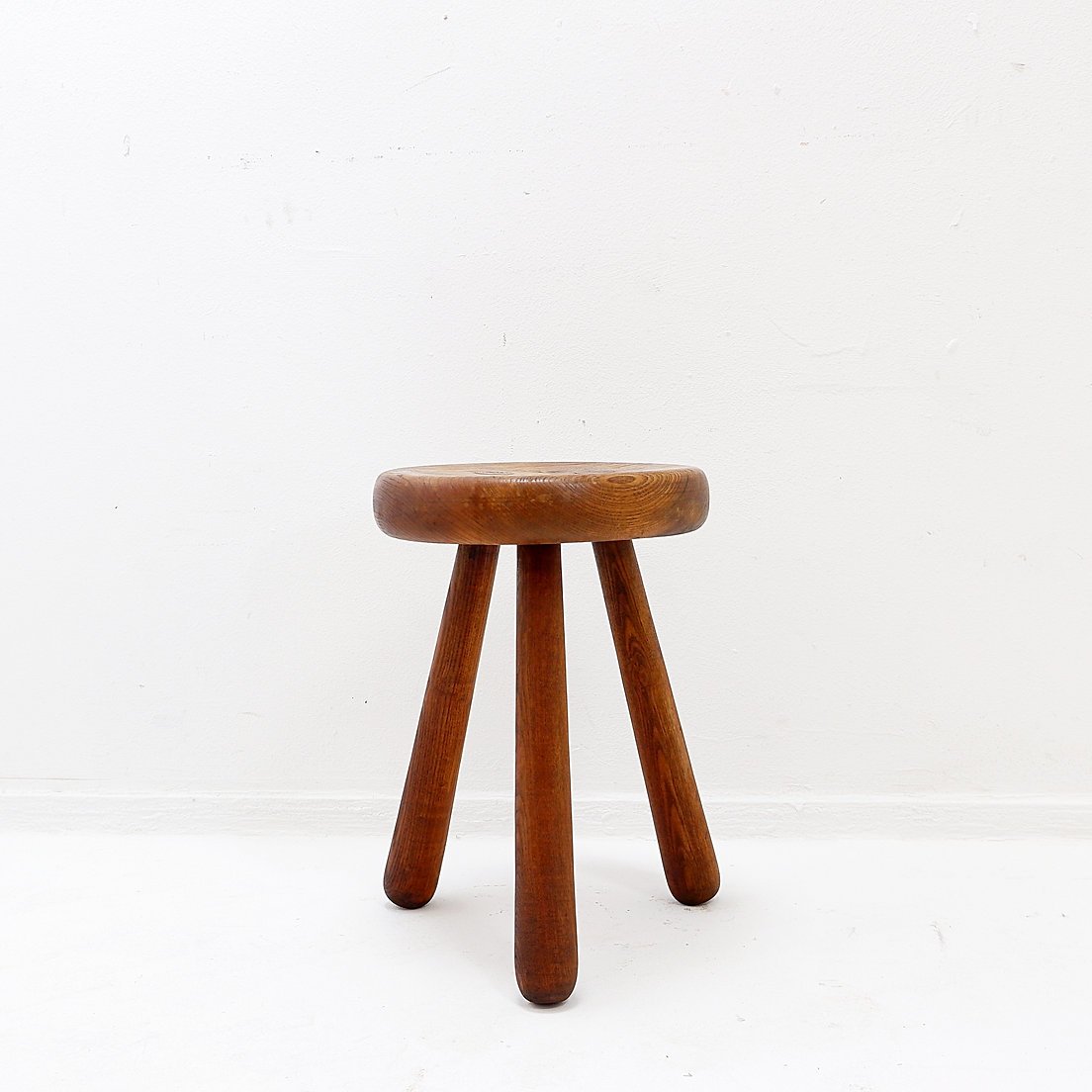 Tabouret tripode brutaliste en bois massif, vers 1960-photo-4